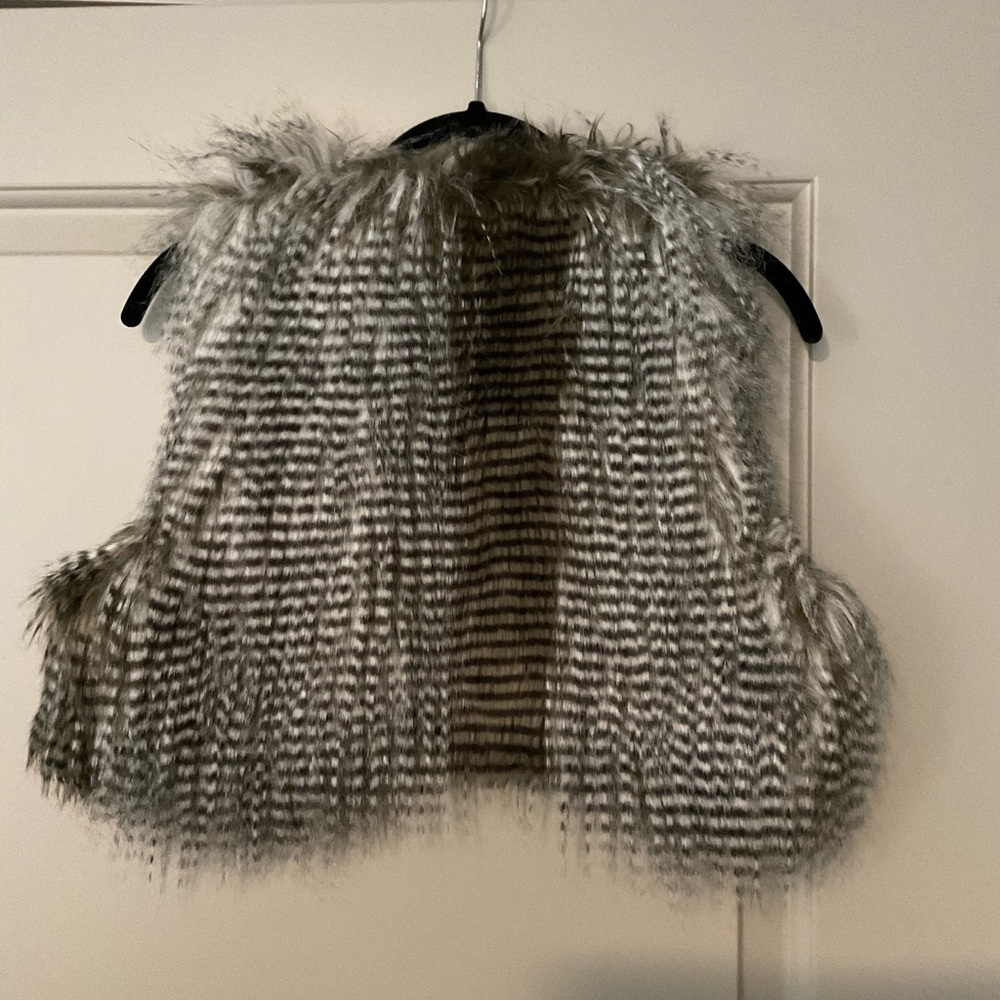 Faux feather/ fur cropped vest. Size M.